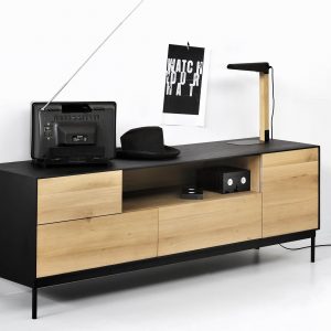 amandari tv komoda blackbird dub, komoda ethnicraft, komoda na nožičkách, drevená komoda s kovovými čiernymi nožičkami, čierna drevená komoda, dubová tv komoda, moderná komoda, dizajnová komoda, nadčasová komoda, odľahčená komoda, komoda s dvierkami a zásuvkami, komoda s otvoreným priestorom