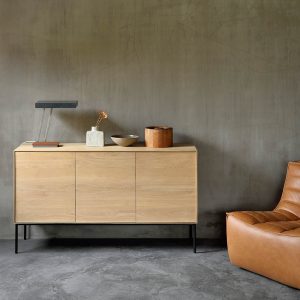 amandari komoda whitebird III dub, komoda ethnicraft, komoda na nožičkách, drevená komoda s kovovými čiernymi nožičkami, dubová komoda, moderná komoda, dizajnová komoda, nadčasová komoda, odľahčená komoda, komoda s dvierkami