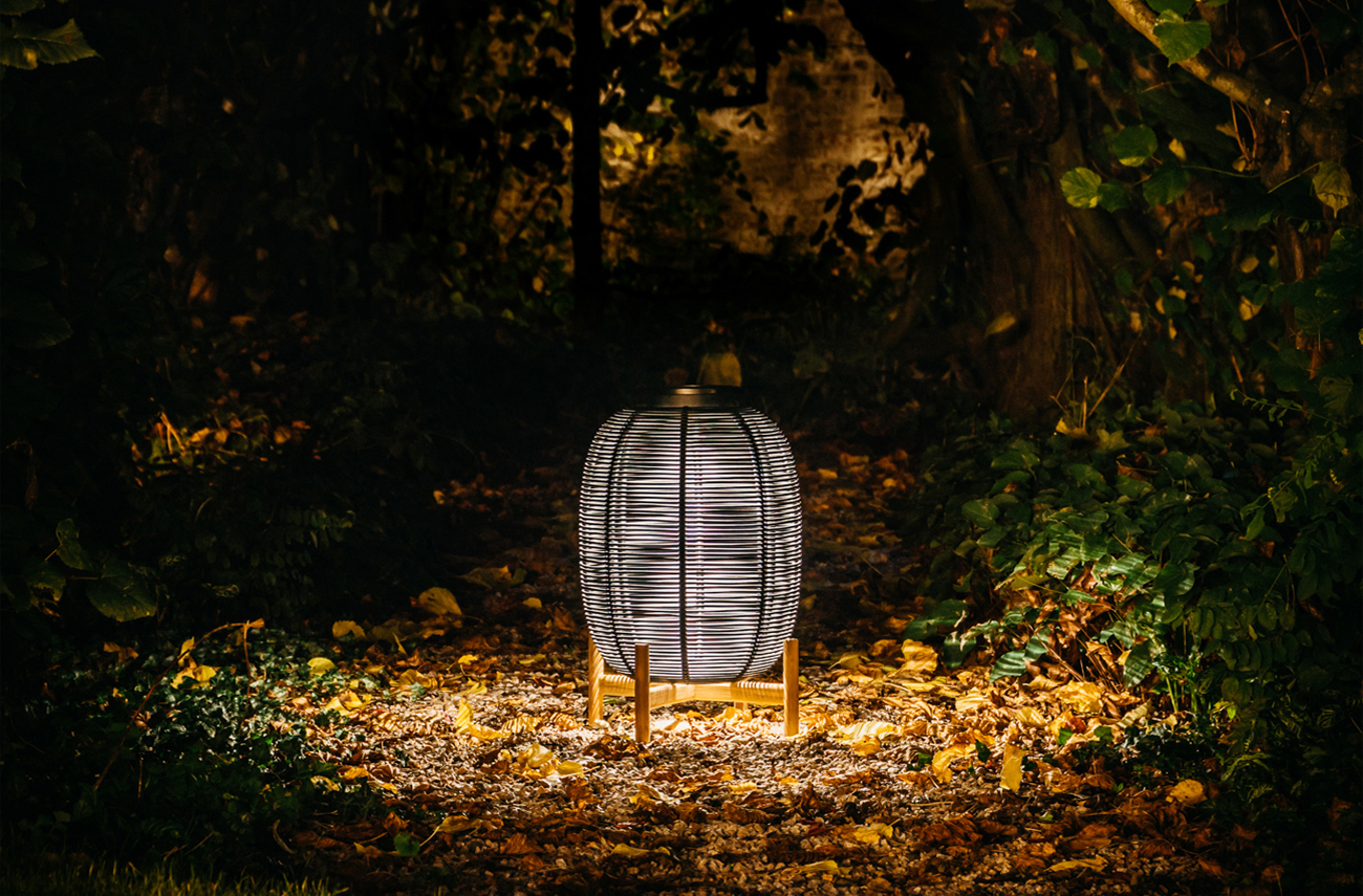 amandari svietidlo tika black teak outdoor, outdoorové svietodlo, exteriérove svietidlo, exteriérová lampa, teakové svietidlo, záhradná lampa, záhradné svietidlo, svietidlo na podstavci, solárne svietidlo, svietidlo lampión, bezdrôtové svietidlo, tmavé svietidlo, čierne svietidlo na podstavci, vodeodolné svietidlo, svietidlo vincent sheppard
